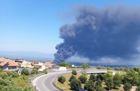 AGGIORNAMENTO: Incendio ancora non domato. Allarme nube tossica. Vasto incendio a Palmi in Contrada Prato, una grossa colonna nera di fumo si è alzata sui cieli della Piana. FOTO e VIDEO La grande coltre di fumo sta creando panico tra gli abitanti sia per l'aria irrespirabile che per la paura di tossicità della stessa