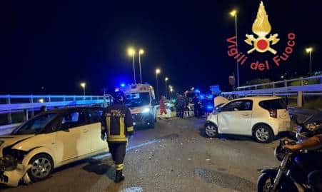 Brutto incidente in Calabria, nello scontro tra due auto, sono rimaste ferite due persone trasferite d’urgenza all’ospedale Intervento dei vigili del fuoco è valso alla messa in sicurezza del sito e delle vetture. Disagi per la viabilità