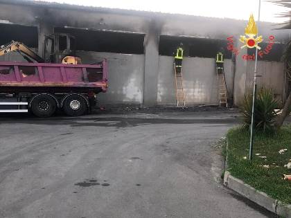 Incendio Ecopiana a Cittanova, “L’incendio non ha attinto rifiuti organici” Diffusa la nota ufficiale del consiglio di amministrazione della società : "Le fiamme si sono sprigionate, nel capannone che ospita gli impianti per la produzione di compost"