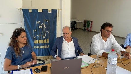 Autonomia differenziata, il Consiglio dell’Anci Calabria delibera l’istituzione di una commissione consultiva La presidente Succurro: "Decisione all'unanimità, gli assenti hanno sempre torto"