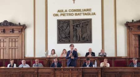 Torna a riunirsi il civico consesso nell’Aula Battaglia, Falcomatà: «Chi diserta il Consiglio ha perso un’occasione» Dopo il ricordo di Mario Laface, il sindaco è intervenuto su crisi idrica e Sorical, istituzione della facoltà di medicina, sulla mancata attribuzione delle funzioni a Metrocity da parte della Regione. Il consigliere Barreca sulla crisi idrica, il consigliere Versace