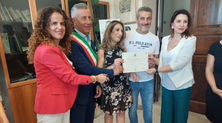 Taurianova, marito e moglie diplomati nei corsi serali dell’Ipa, il Comune li premia Per l’esempio di un investimento in cultura e formazione senza limiti di età   