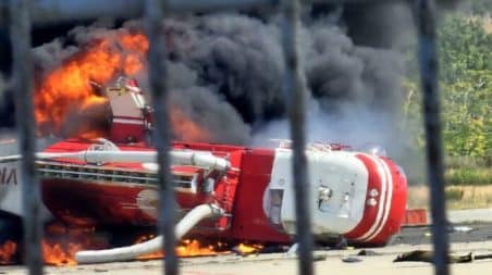 Tragedia sfiorata a Reggio Calabria a causa di un elicottero dei Vigili del fuoco che si schianta sulla pista Fortunatamente salvi i piloti che sono riusciti ad abbandonare il velivolo in tempo. Si indaga per ricostruire la dinamica dell'incidente