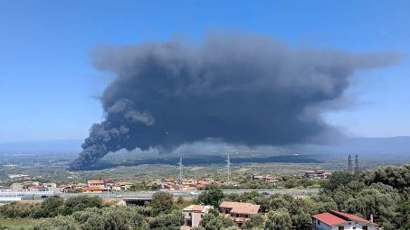 Incendio Poly2oiln a Palmi, Udicon Calabria: “Necessaria una bonifica dell’area per scongiurare qualsiasi rischio di contaminazione” L'incendio ha generato una intensa nube di fumo nero, visibile a centinaia di chilometri di distanza, causando preoccupazione per i possibili effetti a breve e lungo termine sulla salute dei residenti nell'area pianigiana