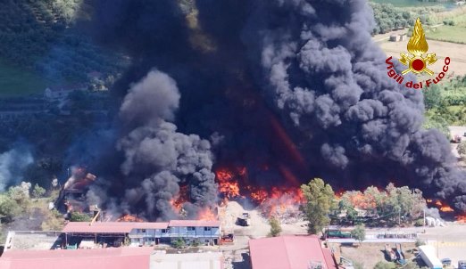 IL DISASTRO. Incendio “Poly2Oil” a Palmi, ancora in fiamme lo stoccaggio di rifiuti, permane il pericolo della nube tossica e la difficoltà di spegnere il fuoco ancora in corso Si consiglia di "limitare i movimenti anche verso mare e, se indispensabile spostarsi, portare con sé le mascherine almeno di classe FFP2, evitare di avvicinarsi nella maniera più assoluta alla zona dello stabilimento"