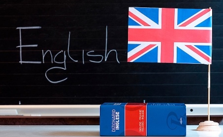 Come diventare insegnante di inglese in Italia Quando si è giovani, la scelta di una carriera che duri tutta la vita sembra un compito scoraggiante, e a volte è necessario apprendere molte informazioni prima ancora di fare questa scelta