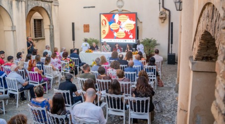 Cresce l’attesa per il grande evento clou dei “Madonnari” a Taurianova. Ieri è stato presentato il programma in una cornice storica con grande successo Sarà un'edizione speciale, la nona del "Concorso Internazionale dei Madonnari - Città di Taurianova": l'evento dedicato all'arte antica dei madonnari che quest'anno si inserisce e celebra il 130° anniversario dei Miracoli e Taurianova, Capitale Italiana del Libro 2024