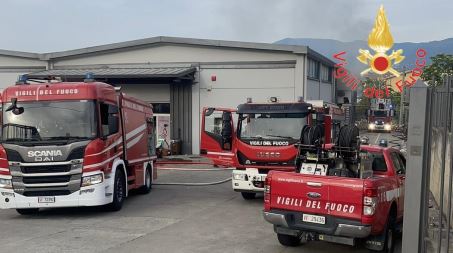 In fiamme un capannone in Calabria, ferito un uomo avvolto dalle fiamme con gravi ustioni Sul posto i vigili del fuoco e i carabinieri per gli adempimenti di competenza, al momento nessuna ipotesi viene esclusa