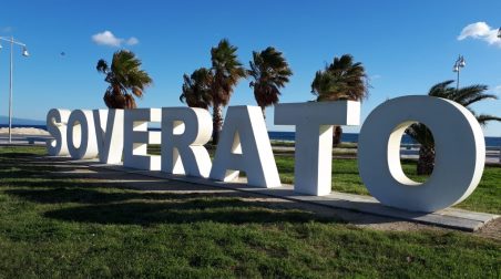 La città di Soverato si prepara a vivere un’estate ricca di eventi Tra spettacoli, musica, sagre e intrattenimento, la perla dello Ionio offrirà occasioni di svago a grandi e piccini con un nutrito cartellone di appuntamenti messo in piedi dall'amministrazione comunale guidata dal sindaco Daniele Vacca