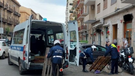 In Calabria. Sanzione amministrativa di 5 mila euro ad un noto bar pasticceria per ampliamento abusivo della superficie di vendita Nel fine settimana la Polizia Locale di Vibo Valentia ha intensificato i controlli nel settore commerciale e con due separati interventi ha provveduto a sequestrare frutta ad un ambulante abusivo e a ispezionare un’attività commerciale riscontrando irregolarità