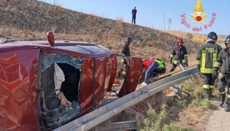 Terribile incidente in Calabria, un’automobile si ribalta, ferito il conducente Intervento dell'elisoccorso, sul posto i carabinieri e i vigili del fuoco