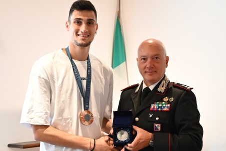 Il Generale di divisione Salsano incontra il calabrese Simone Alessio, medaglia di bronzo alle Olimpiadi L’incontro, promosso dall’Alto Ufficiale, ha avuto lo scopo di omaggiare l’eccellente risultato sportivo conseguito dall’atleta calabrese, appartenente al Gruppo Sportivo del Corpo dei Vigili del Fuoco ma anche alla famiglia dell’Arma dei Carabinieri