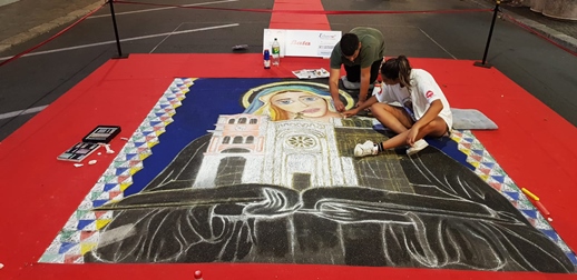 Taurianova, l’Accademia di Belle Arti di Reggio e il trionfo dell’arte effimera Si chiude con un grande successo di pubblico e con la soddisfazione degli artisti il Concorso Internazionale dei Madonnari della Città di Taurianova, giunto alla sua nona edizione