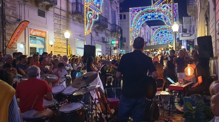 Grande successo per la Presentazione CD di Enzo Filippone “Esperando el eterno retorno” a Palmi Enzo ha presentato il suo ultimo CD “Esperando el eterno retorno", presso il locale Officine Balena in via Tenente Albo Barbaro