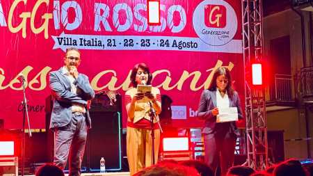 Chiusura con successo del Villaggio Rosso a Polistena In una straordinaria cornice di pubblico composta prevalentemente da giovani e ragazzi il comizio di chiusura ha visto aprire la serata