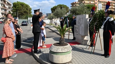 Soverato, cerimonia in memoria dell’Appuntato Scelto Renato Lio, vittima del dovere Il sacrificio dell’Appuntato Lio, l’ennesimo contributo di sangue dell’Arma per l’affermazione della giustizia, viene ricordato nella motivazione della Medaglia d’oro al valor civile alla memoria concessa al graduato