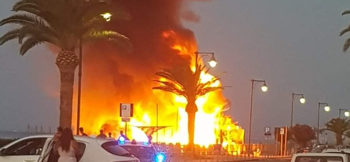 In fiamme un lido a Roccella Jonica