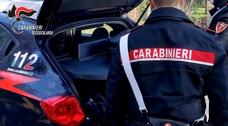 Tenta di rubare cosmetici in un negozio del centro reggino aggredendo la titolare, arrestata una 54enne La donna dopo essere entrata nell’esercizio commerciale, ha girovagato tra gli scaffali e ha occultato nella sua borsa diversi prodotti cosmetici