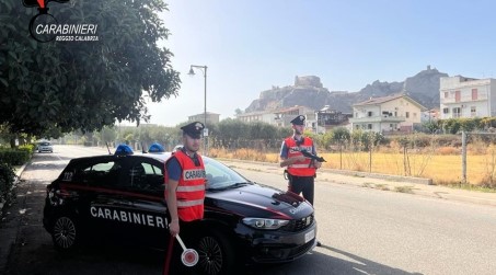 I carabinieri eseguono 4 perquisizioni locali e arrestano un soggetto. Rinvenuta l’arma trafugata dagli uffici di un Comune nel Reggino nel 2023 L’attività portava al rinvenimento di un fucile mitragliatore marca Winchester cal 308 con matricola abrasa e una pistola marca Beretta cal. 7,65, in particolare, quest’ultima risultava una di quelle trafugate presso il comune