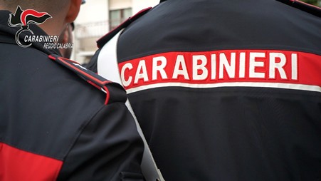 Rompono il vetro di un’auto nel Reggino e usano carte di credito rubate, due denunciati Le accuse delle quali dovranno rispondere sono furto aggravato su autovettura e indebito utilizzo e falsificazione di strumenti di pagamento diversi dai contanti