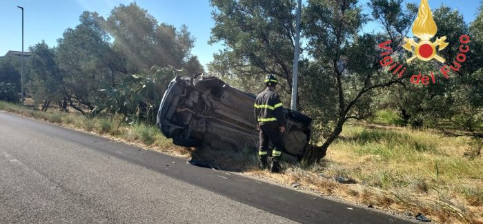 Gravissimo incidente a Squillace lido. Due le vetture coinvolte. Ferite le tre ragazze Una Jeep Compass ed una Citroën C3. Quest'ultima a seguito dell'impatto si ribaltava fuori dalla sede stradale