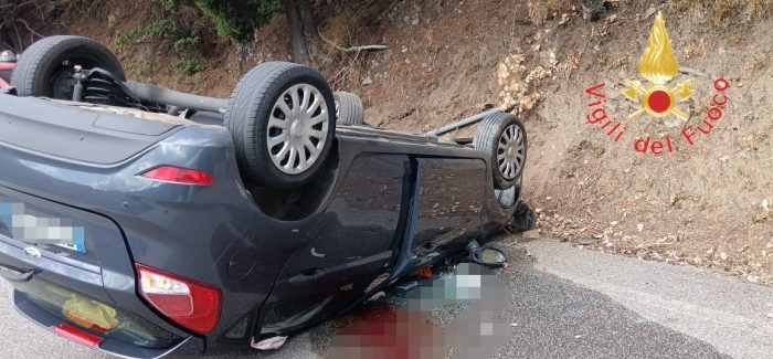 Una Ford Fiesta si ribalta. L’autista della macchina ricoverato all’ospedale di Catanzaro