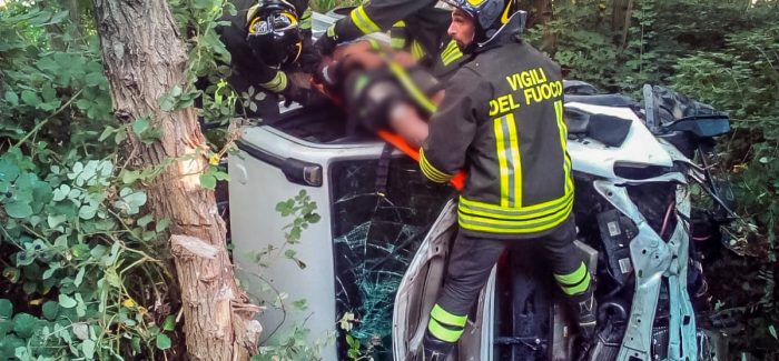 Gravissimo incidente in Calabria, un autocarro Fiat Daily con 2 persone a bordo è finito fuoristrada L'autista, estratto dall'abitacolo dai vigili del fuoco, è stato affidato alle cure del personale sanitario del Suem118