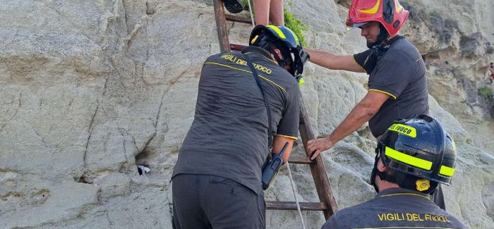 Tropea, si arrampica sulla scogliera “grotta del palombaro”, preso dal panico non riesce a ritornare indietro Salvato grazie all'intervento dei vigili del fuoco