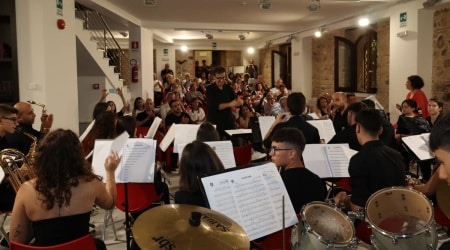 Terranova Sappo Minulio, successo per l’evento “Suoni e Colori del Cinema” Nel suggestivo scenario del Palazzo della Storia, dell'Arte e della Cultura, i musicisti hanno eseguito alcune celebri colonne sonore