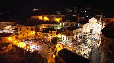 Mondi Possibili, grande successo per la seconda edizione del Festival del Libro e del Fumetto a Siderno Un successo che ha premiato la scelta dell'Amministrazione Comunale (in primis della consigliera Anna Maria Felicità), della direzione artistica del Mondadori Bookstore di Siderno (con in testa Antonio Strangio) e di tutti i soggetti associativi che hanno collaborato nell'organizzazione