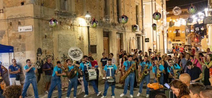 Siderno, ottima riuscita per la prima edizione del festival “Le Notti dei Folli” Organizzata dall’Amministrazione Comunale guidata dal sindaco Mariateresa Fragomeni, col coinvolgimento delle associazioni cittadine e la partecipazione attiva dei gestori dei locali del cuore antico di Siderno Marina