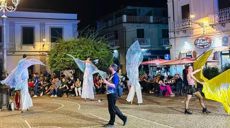 Grande successo per “La Notte delle Corti Aperte” a Polistena Artisti locali hanno creato un’atmosfera magica, le performance e le mostre d’arte hanno stimolato riflessioni e approfondimenti