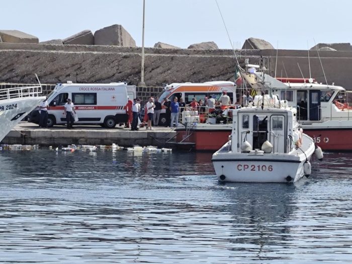 Barca a vela affonda nel Palermitano, un morto e sei dispersi VIDEO