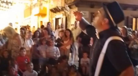 Gioia tauro, in scena la magia ieri sera in P.zza Silipigni In un clima surreale centinaia di bambini hanno giocato con bolle magiche soffiate in aria da Antonio Refta dell'associazione culturale il "Cerchio Magico"