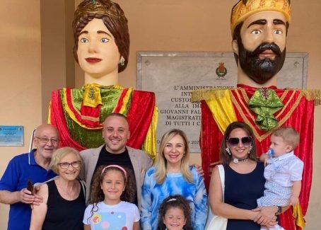 Gioia Tauro accoglie i suoi Giganti: Il dono della famiglia Castiglione Gioia Tauro, unica tra le città della Piana a non possedere una coppia di giganti, ha finalmente colmato questa lacuna grazie alla generosità della famiglia Castiglione