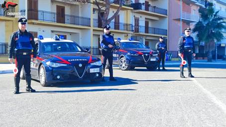 Il Fatto in Calabria. Ruba una moto e chiede soldi per la restituzione: i Carabinieri mettono fine ad un crescendo di richieste estorsive I fatti in questione sono iniziati in una notte dello scorcio finale del mese di giugno, quando ad un ragazzo è stata sottratta una moto di crossa cilindrata