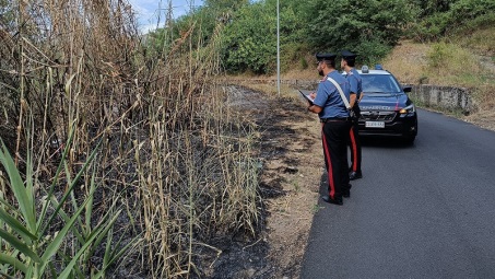 Appicca un incendio vicino al bosco e fugge, ma a “spiarlo” c’era un carabiniere: arrestato piromane in Calabria I carabinieri della Compagnia di Rende hanno arrestato, in flagranza di reato, una donna di 68 anni per incendio boschivo. Con sè aveva l’accendino appena utilizzato per alimentare il rogo