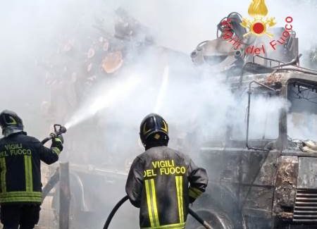 Automezzo avvolto dalle fiamme in Calabria, fortunatamente illeso il conducente Intervento dei vigili del fuoco è valso alla completa estinzione dell'incendio che ha distrutto la cabina guida e parte del carico