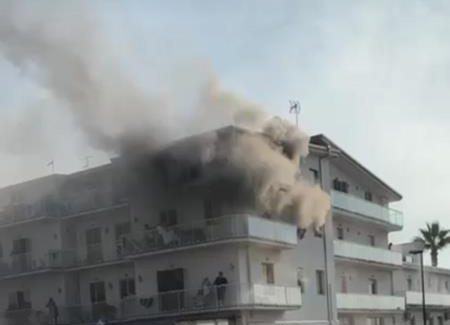 Tanta paura per un incendio in un hotel in Calabria, gli ospiti hanno trovato rifugio dalle fiamme sui balconi Al momento non sono stati segnalati danni a persone