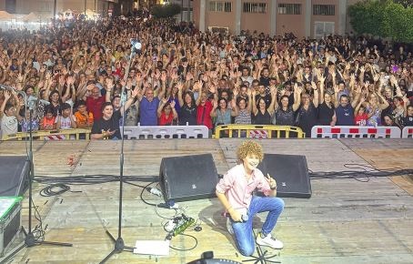 Melicucco, “Diciamo Grazie” ai cittadini che lavorano ogni giorno per migliorare la qualità della città Il primo a ricevere questo riconoscimento è stato Michele Bruzzese, un giovane talentuoso, con una grande passione per la musica che lo ha portato a vivere esperienze significative accanto a grandi artisti, rappresentando con orgoglio Melicucco in tutta Italia