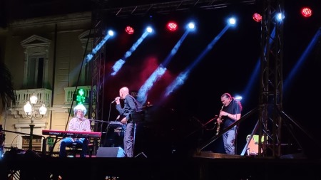 Palmi, applausi ed emozione per l’omaggio a Lucio Dalla del trio Servillo, Girotto e Mangalavite La grande musica d’autore è stata protagonista al Palmi Jazz Festival con “L’anno che verrà”, un omaggio a Lucio Dalla 