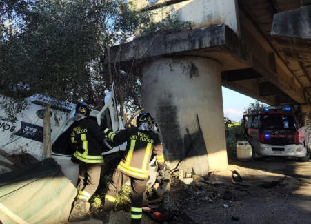 Sbatte contro il guardrail e fa un volo di 9 metri a bordo di un furgoncino, un ferito nel Reggino Il 48enne è stato estratto dai vigili del fuoco e trasportato in ospedale 