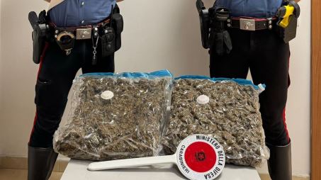 Aveva due chili di marijuana nel bagaglio della macchina, arrestato un 60enne di Rosarno Durante il controllo dei militari, insospettiti dalla guida repentina e dall'atteggiamento s L’intervento tempestivo dei Carabinieri ha consentito di sequestrare il carico illecito