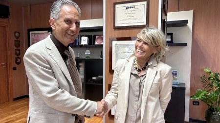 La pioniera della chirurgia robotica Franca Melfi lascia la Toscana per l’Università della Calabria La scienziata Franca Melfi scioglie le riserve e accetta di trasferirsi nell'ateneo calabrese e operare all'ospedale di Cosenza. È stata la prima al mondo ad eseguire l'asportazione del tumore al polmone con il robot chirurgico