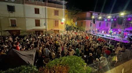 Un altro successo dell’estate metropolitana: i Modena City Ramblers conquistano Sant’Alessio d’Aspromonte Al concerto, che ha chiuso la settimana dello street food e ha visto la partecipazione di migliaia di visitatori nel piccolo centro preaspromontano, era presente anche il sindaco metropolitano Giuseppe Falcomatà insieme ai rappresentanti dell'Amministrazione comunale di Sant'Alessio