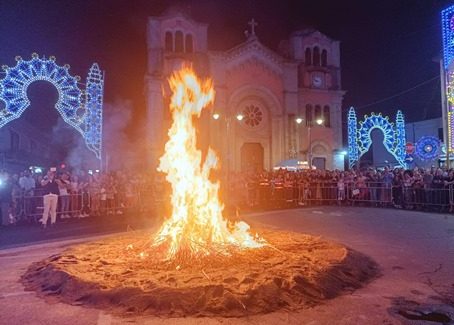 U ‘Mbitu: La Tradizione e la Fede della Comunità di Taurianova Domani, 29 agosto, a Taurianova prenderanno ufficialmente il via i solenni festeggiamenti in onore della Madonna della Montagna