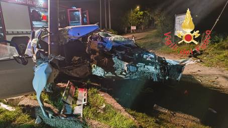 Tremendo incidente nella notte a Palmi, perde il controllo dell’auto e va a impattare contro un palo della luce, tre feriti Una donna ferita in modo grave è rimasta incastrata tra le lamiere e veniva estratta dall'abitacolo dal personale vigili del fuoco