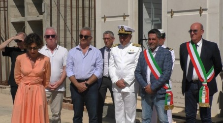 Cerimonia di sepoltura dei migranti ad Armo, il vicesindaco Brunetti: “Abbiamo il cuore straziato” L'Amministrazione comunale ha partecipato alla cerimonia di inumazione delle 21 salme al cimitero di Armo a Reggio Calabria, nello spazio concesso dal Comune di Reggio Calabria alla Caritas per il cimitero dei migranti