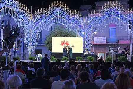 Consegnati a Taurianova i riconoscimenti del Premio Calabria-America 2024 La città Capitale del Libro ha ospitato la cerimonia di premiazione un ponte culturale tra la Calabria e il mondo