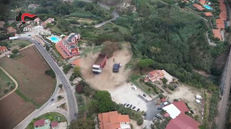 I Carabinieri scoprono una discarica di 2 ettari tra due alture, vicino ad un corso d’acqua in Calabria. VIDEO e DETTAGLI